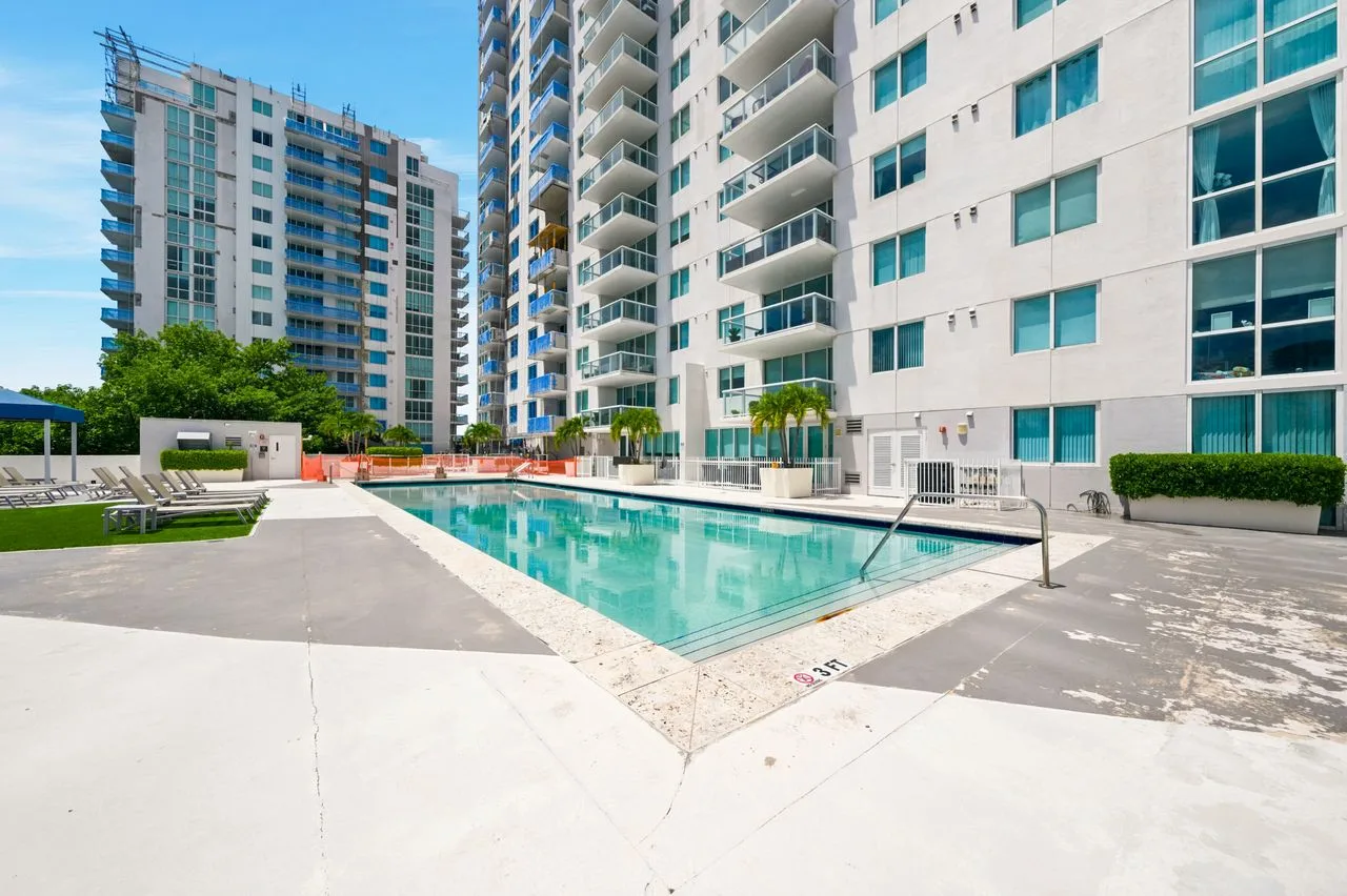 Piscina y área común de DOMUS Flats