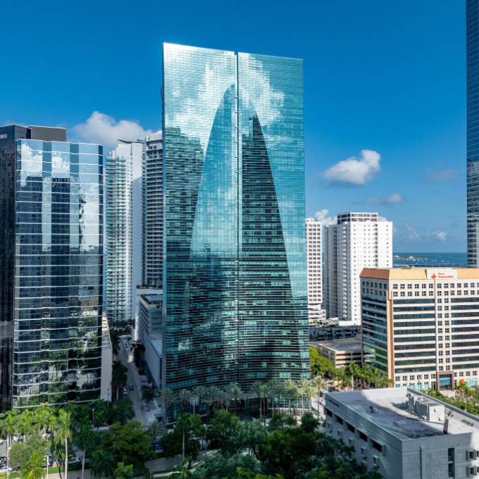 Torre corporativa de vidrio en Brickell